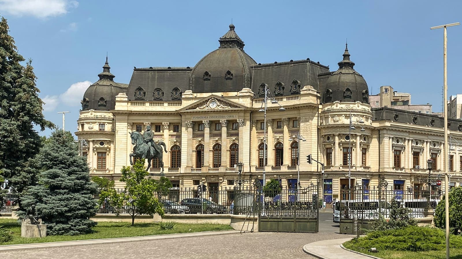 Clădire cu turn cu ceas, în centrul Aradului