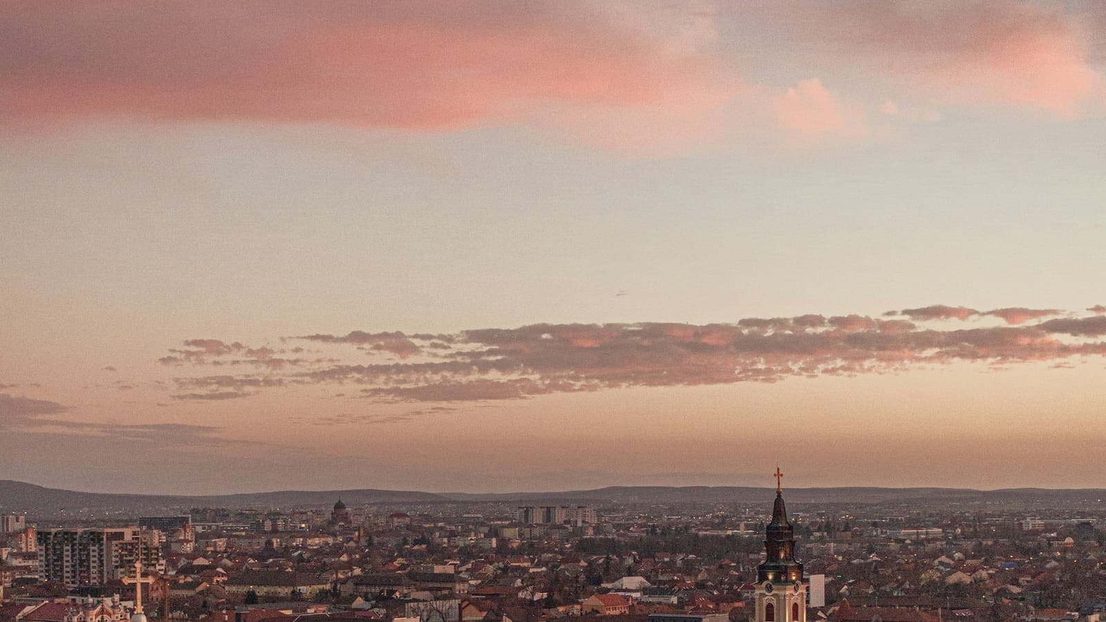 Priveliște peste Oradea, cu roata panoramică în depărtare