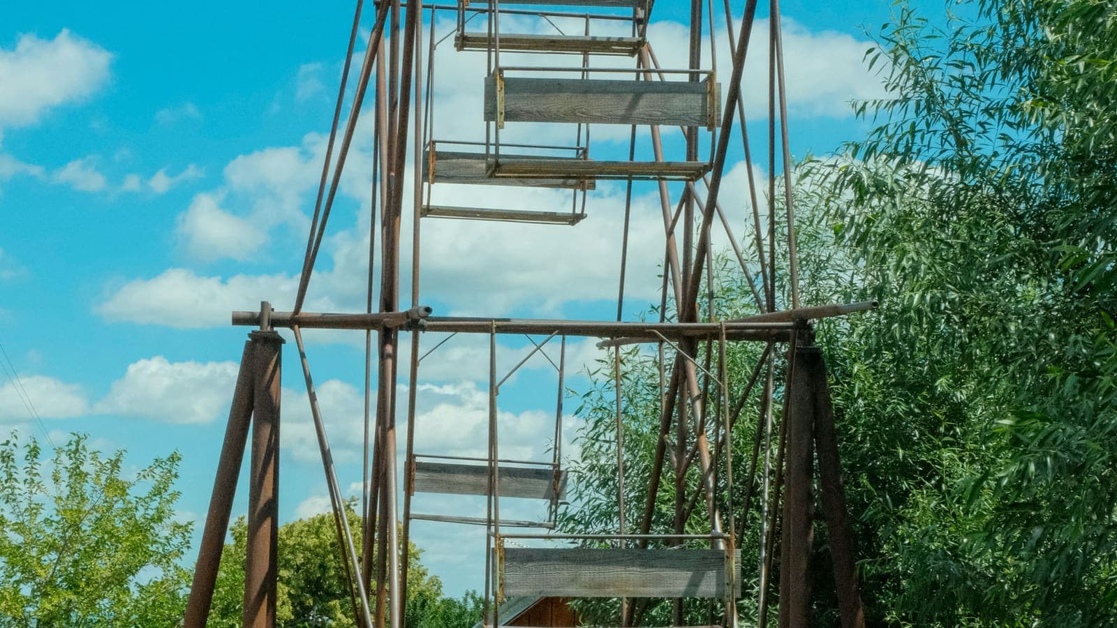 Structură metalică înaltă, pe un câmp verde