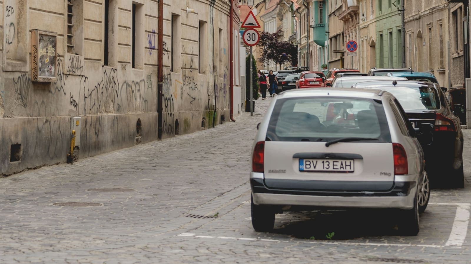 Stradă din centrul vechi al Brașovului, cu mașini parcate