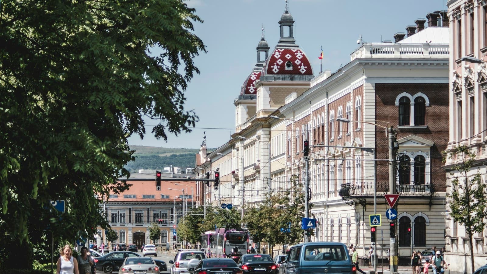 Bulevard din București, cu clădiri istorice și trafic