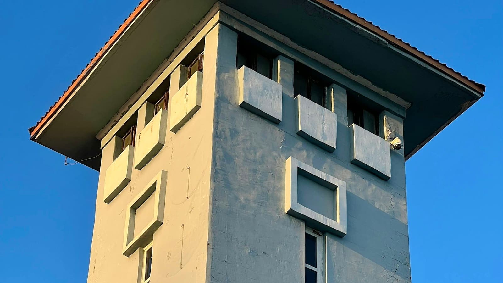 Clădire înaltă, cu ceas în vârf