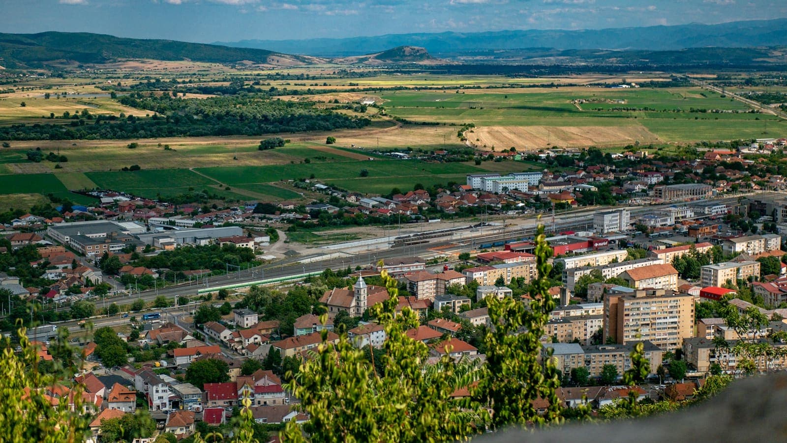 Priveliște peste un orășel, de pe deal