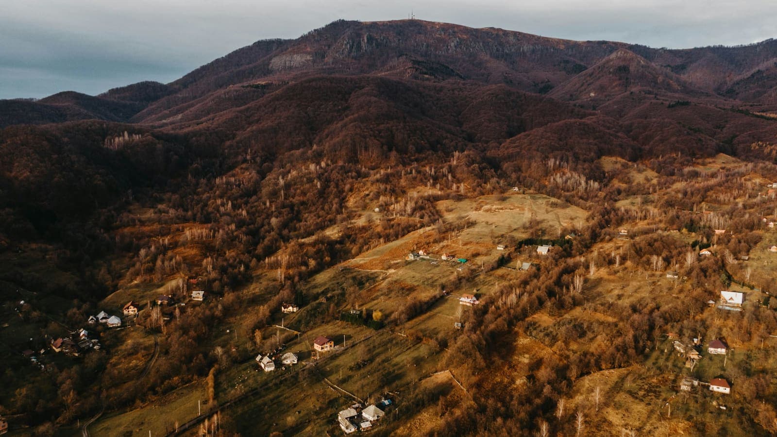Creste de munte, văzute de sus