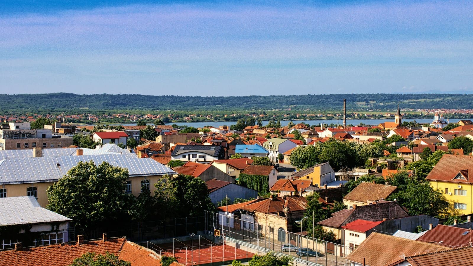 Acoperișuri de oraș, cu un râu în depărtare