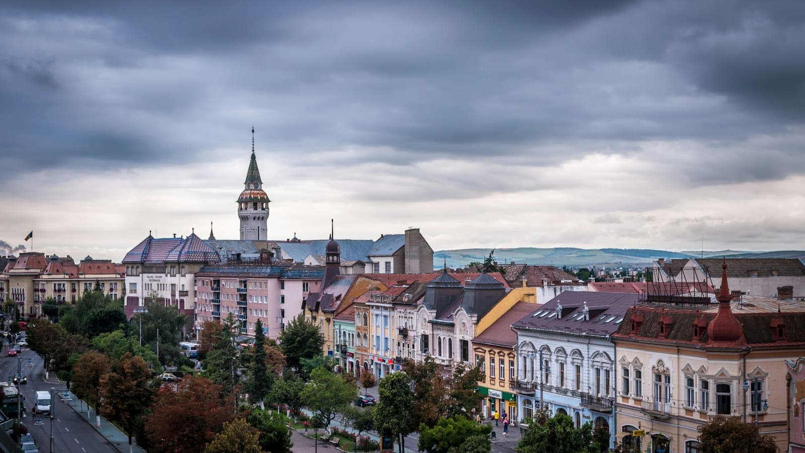 Priveliște de sus peste acoperișurile din Târgu Mureș