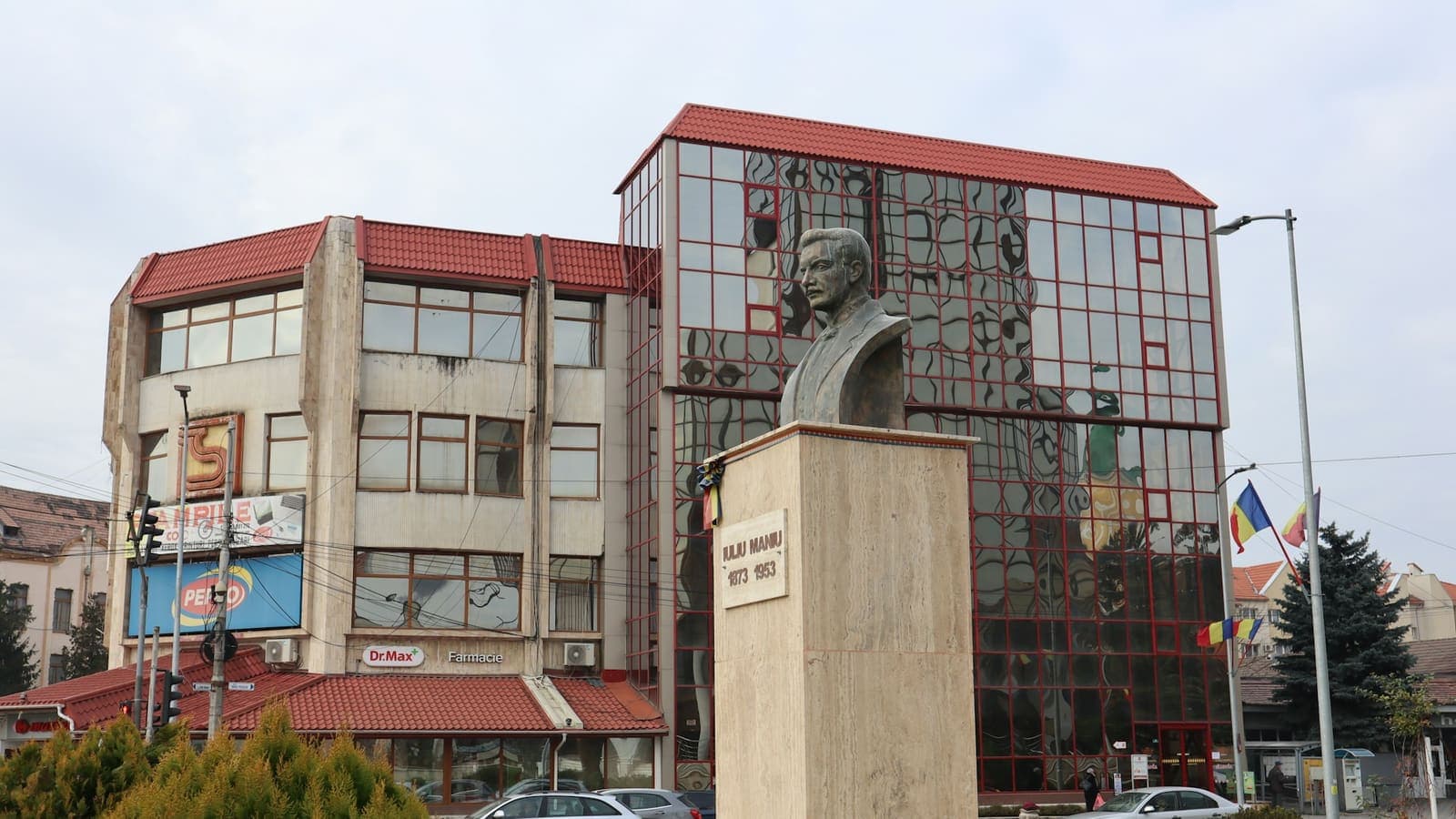 Statuie în fața unei clădiri publice
