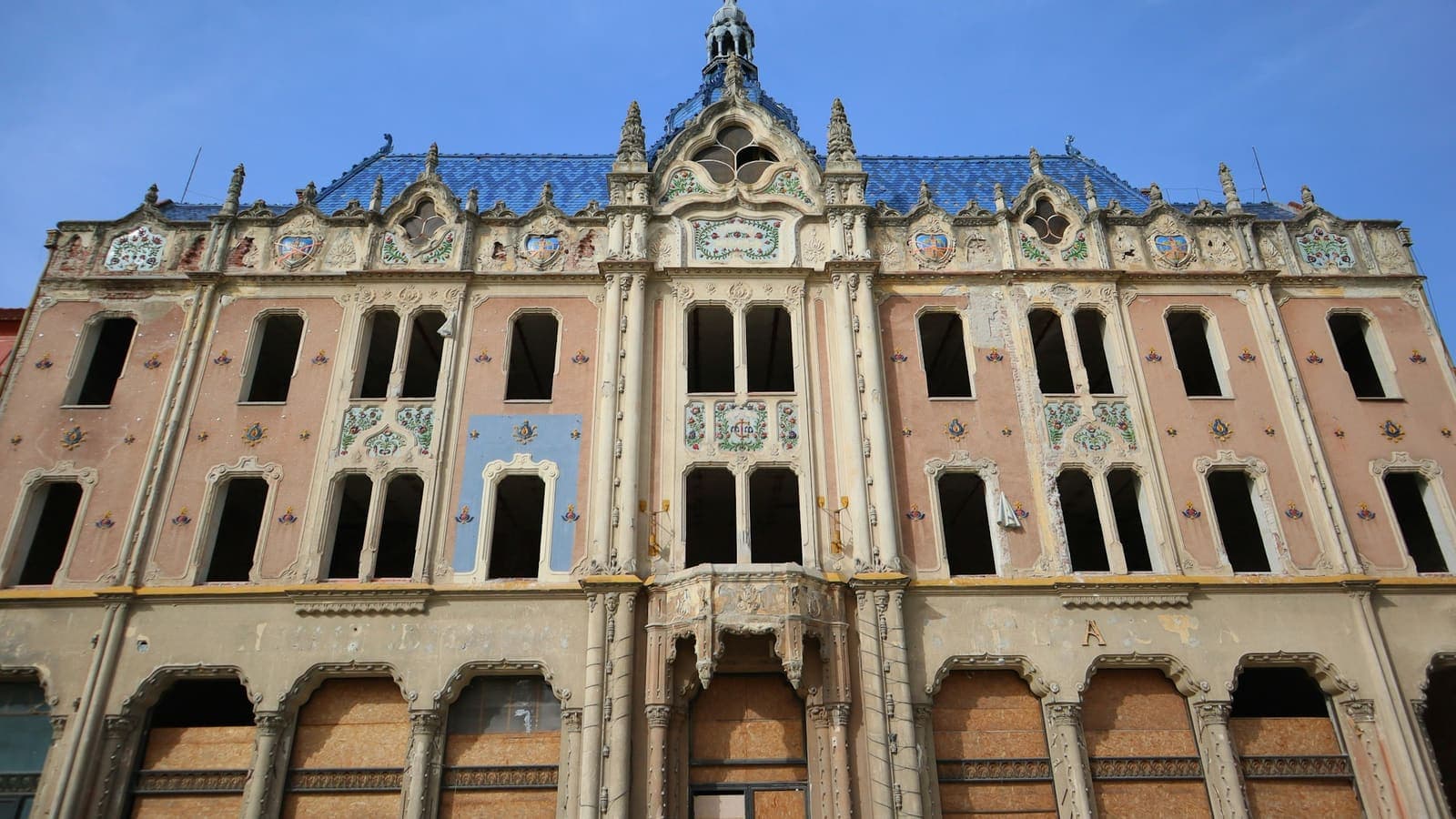 Clădire cu ceas pe fațadă, în Satu Mare