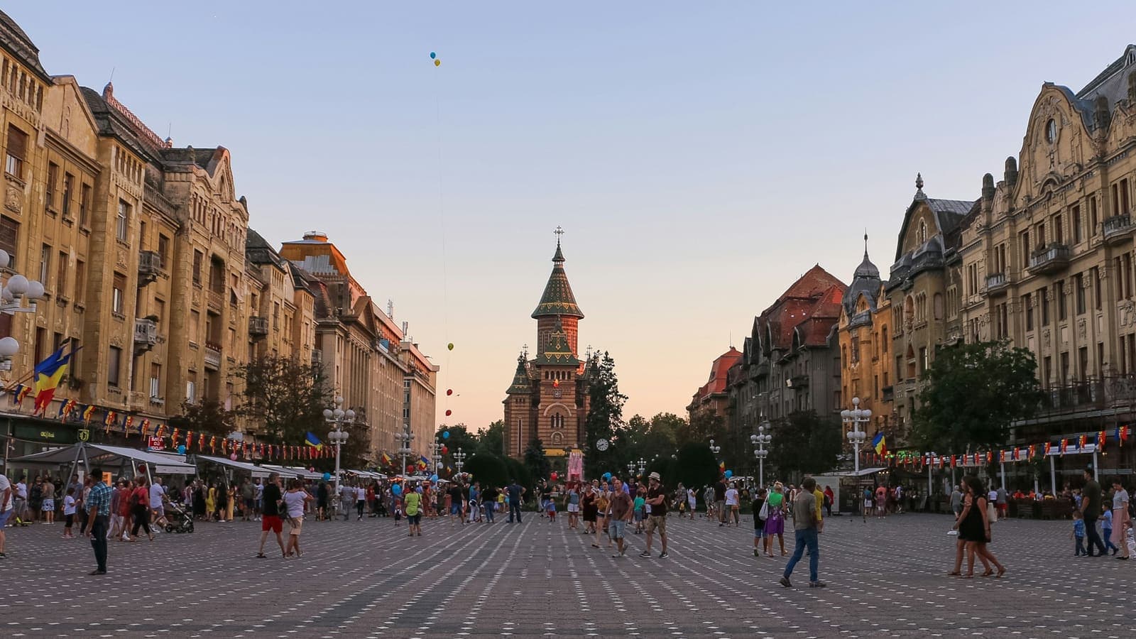 Piața Victoriei din Timișoara, cu Catedrala Mitropolitană în fundal