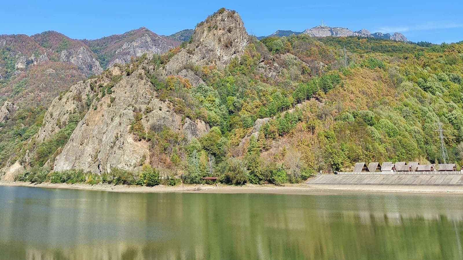 Lac de munte, cu creste în fundal